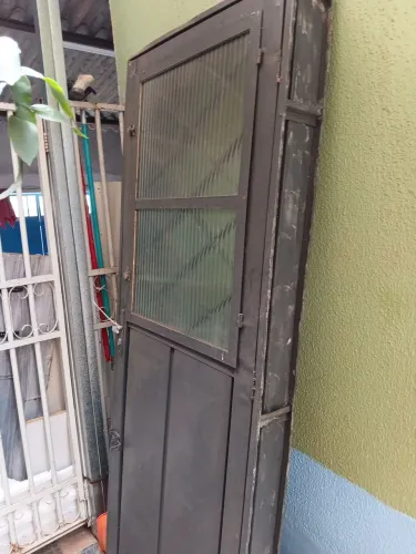PORTA AÇO REFORÇADA 80 CTM. COM GRADE E VIDRO TOP 350,00