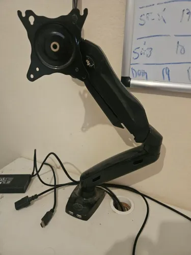 Braço articulado para monitor de mesa.