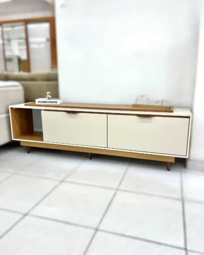 Rack Poliana: Design Retrô Exclusivo com Nicho Lateral e Acabamento em MDF