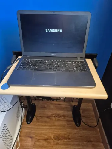 Mesa para laptop retrátil 