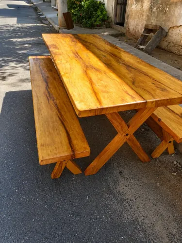Mesa feita em madeira nobre 