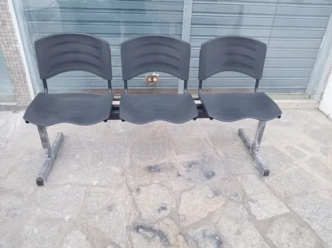 Cadeira de espera 03 lugares em polipropileno 