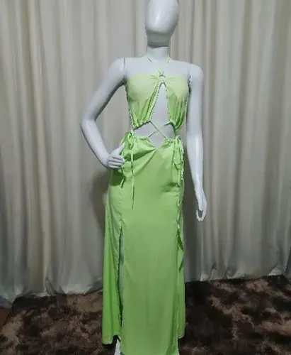 Vestido longo com fendas nas laterais, detalhes na frente, bojo, forro e costas nuas.<br>