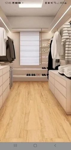 Closet planejado com armários e sapateira