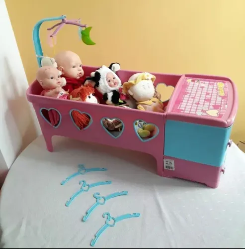 Berço de boneca Magic Toys com  Bonecas de brinde