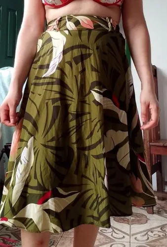 Saia midi estampada verde folhagens