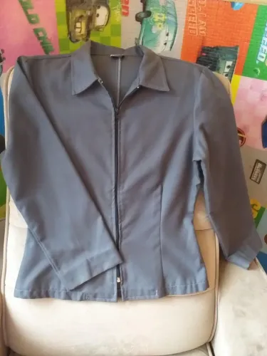 Blazer feminino cinza com zíper Tam G, mede 59 alt x 39 larg costas.