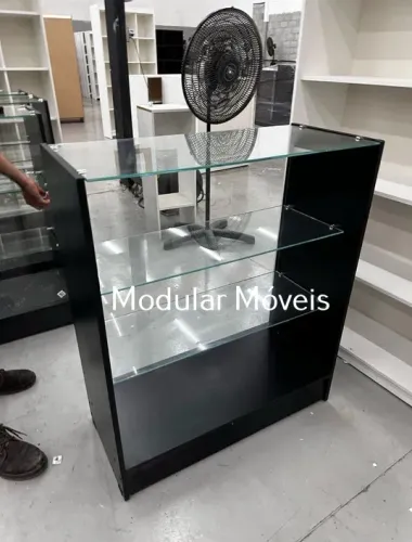 Balcão Vitrine com Vidro Superior e Prateleiras de Vidro - MDF Preto