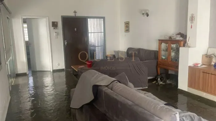 VENDE-SE OU ALUGA-SE CASA COM EDÍCULA NO CORAÇÃO DA REDENTORA