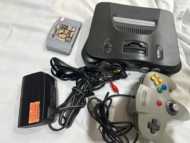 Nintendo 64, cabos, controle e um jogo 