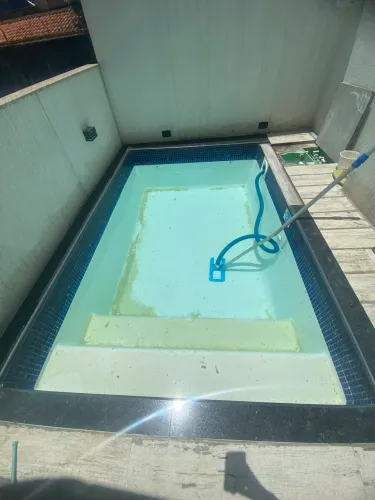 Limpa-se piscina 