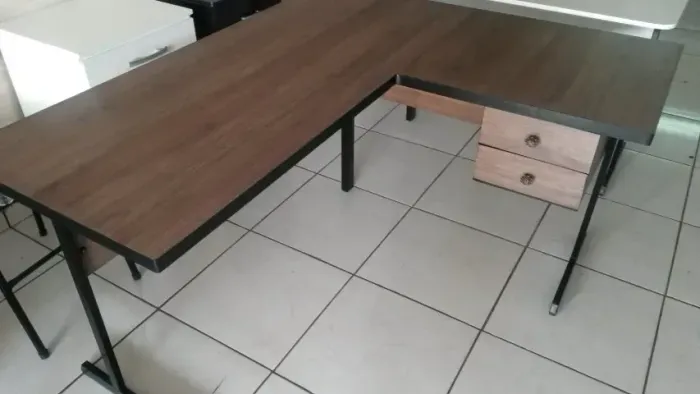 . escrivaninha mesa em L com duas gavetas cor madeira - frete gratis