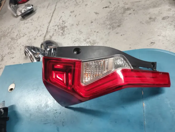 Lanterna Pajero Sport 2020 lado esquerdo 