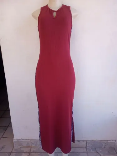 Vestido Midi com Detalhes Esportivos