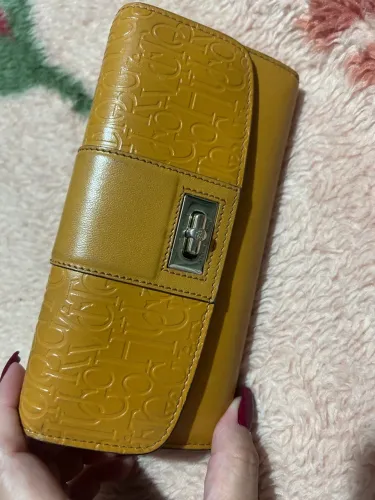 Carteira Amarela de Couro com Detalhes em Relevo