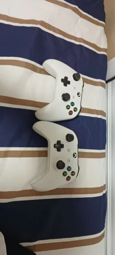 Vendo x box one s com 2 controles