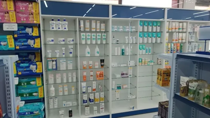 ESTANTE EXPOSITORA DERMOCOSMÉTICO