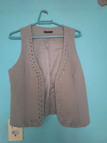 Colete feminino bege com detalhes em strass