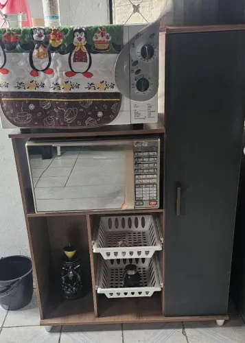 Armário Multiuso Compacto com Microondas