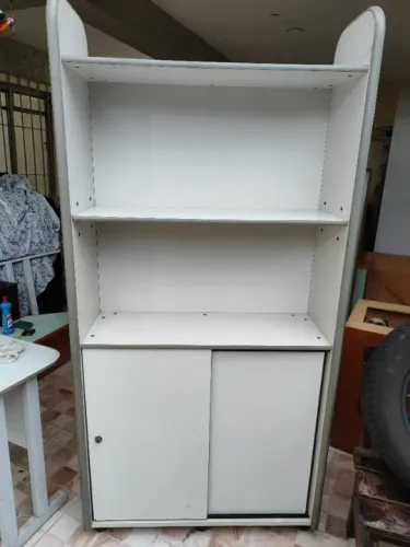 Estante com Rodinhas e Portas de Correr em Madeira