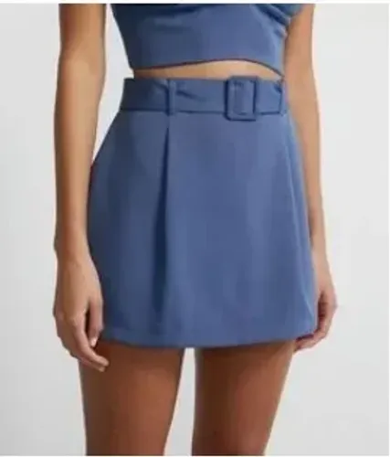 Short Saia em Crepe com Cinto de Fivela Quadrada