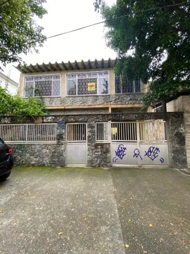 Ótima casa, 2 andares, com piscina