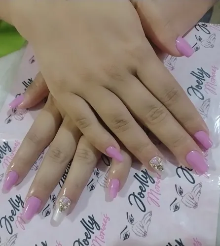 Unhas decoradas com pedrarias
