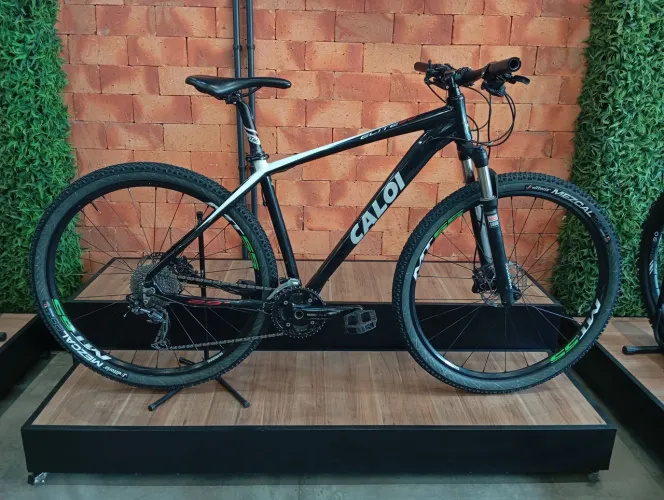 Bicicleta Caloi Elite 30 aro 29 preta/branca T-19 seminova