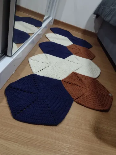 Tapete hexagonal em crochê.
