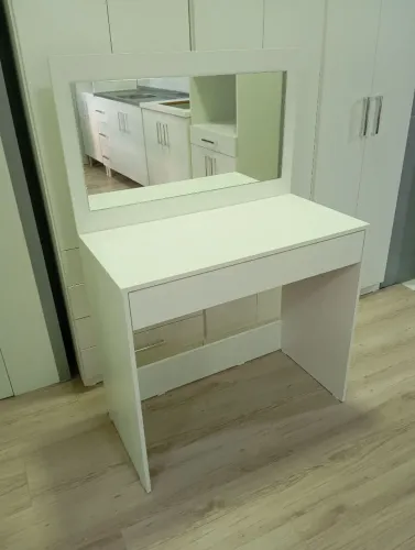 Penteadeira moderna com espelho e gaveta