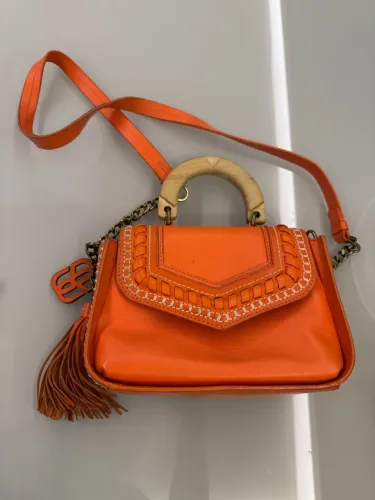 Bolsa de Couro Boho Chic Laranja Schutz com Alça de Madeira