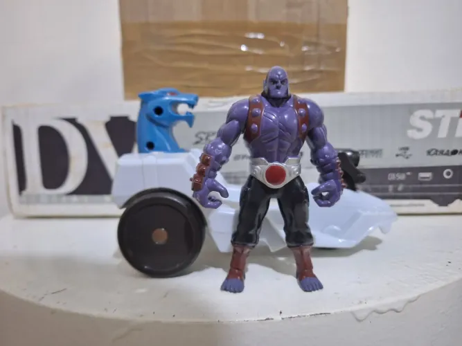 Boneco pantro  dos thandercats com veículo