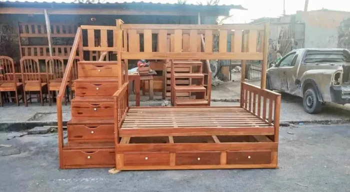 Triliche casal com gavetas nas escadas