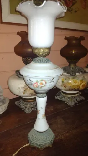 Luminária em opalina branco, guarnecida em metal antiguidade maravilhosa