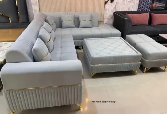 Sofá de Canto Luxuoso com Detalhes Dourados