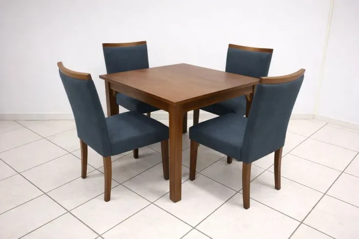 Conjunto Mesa com 4 Poltronas Estofadas