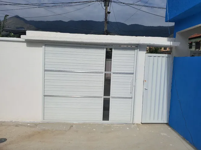 Alugo excelente casa duplex 2 quartos, 2 banheiros, sala, cozinha, área de serviço.