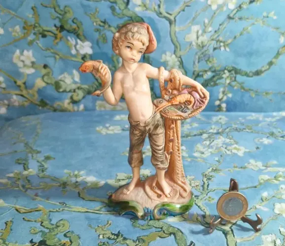  Estatueta Simonelli Depose Itália 722, figura de menino vendendo frutos do mar, 17 cm