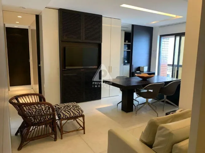 Apartamento em Ipanema: 2 Quartos, 1 Suíte, Varanda e Vaga de Garagem