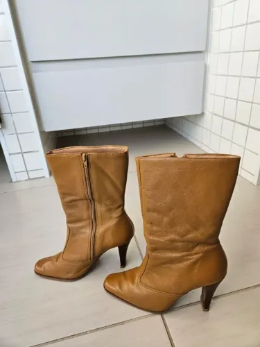 Bota de Couro Bege Clássica tamanho 35 - Elegância em Cada Passo