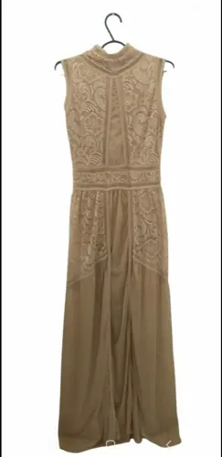 VESTIDO LONGO DOURADO, EVASÊ, COM RENDAS E TULE, MARCA VALISERE.