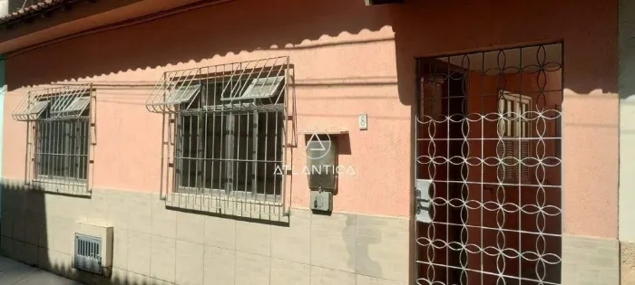 A Atlântica Imóveis tem uma excelente Casa de vila à Venda no Centro de Macaé/RJ.