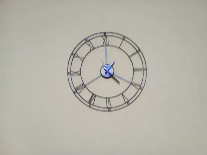relogio de parede em metal (decorativo e funcional)