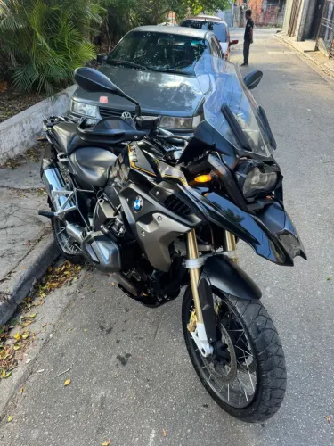 Vendo bmw 1250 moto toda revisada sem detalhes pneus novos muito bem conservada 