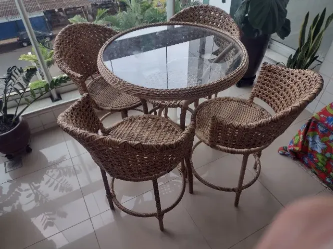 Jogo Betina com uma mesa de 1 metro e 4 cadeiras 
