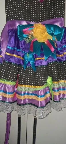 Vestido colorido e vibrante para festas