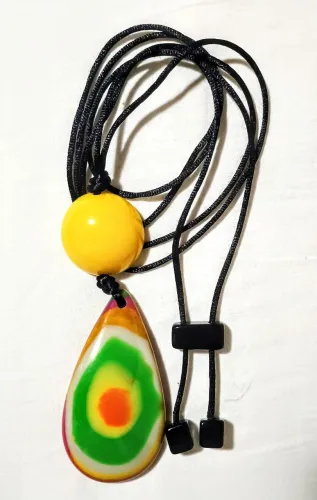 Colar Colorido com Pingente em resina