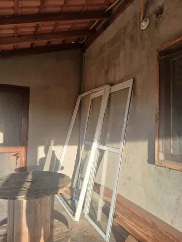 Porta de alumínio de correr, 142 de largura por 215 de altura 