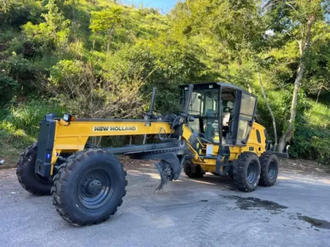 JUIZ DE FORA MG - MOTONIVELADORA NEW HOLLAND RG140B ANO 2011/2011