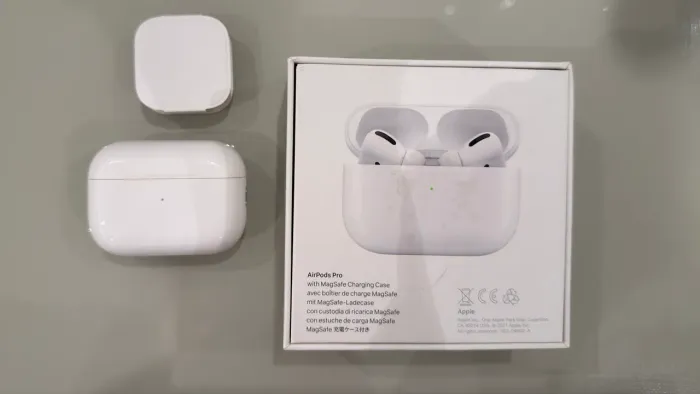 Vendo AirPods Pro seminovo, funcionando perfeitamente, original Apple. Acompanha caixa.